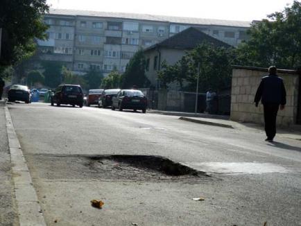 Groapă-n mijlocul drumului, pe strada Cantacuzino (FOTO)